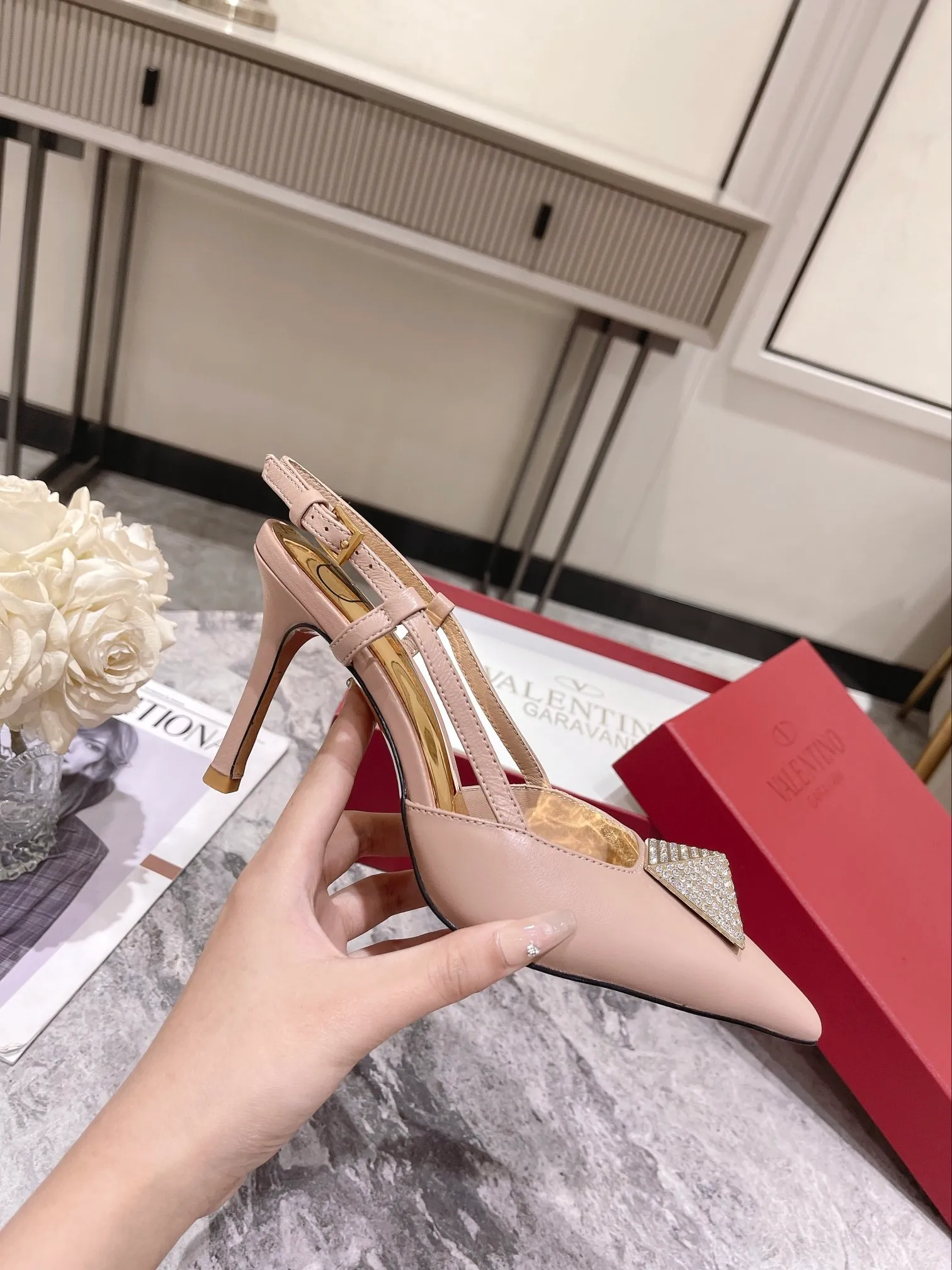 👟👟Ex-factory price 400👟👟 Genuine leather sole +40 Top version 𝑉𝐴𝐿𝐸𝑁𝑇𝐼𝑁𝑂 Valentino new autumn and winter women's back hollow sandals. The unique [pyramid] large rivet hardware [hand-made diamonds] brings out a full sense of high-end, and the new season will live up to expectations! Worth buying ★Imported sheepskin is absolutely high-grade ❥Original method, absolutely sensual ❥Elegant style, creating a different feeling, simple and elegant style!  Code number: 35-41 (34-42 customized) Fabric: Imported sheepskin Lining: Lined sheepskin Heel height: 8cm Leather outsole Rubber outsole
